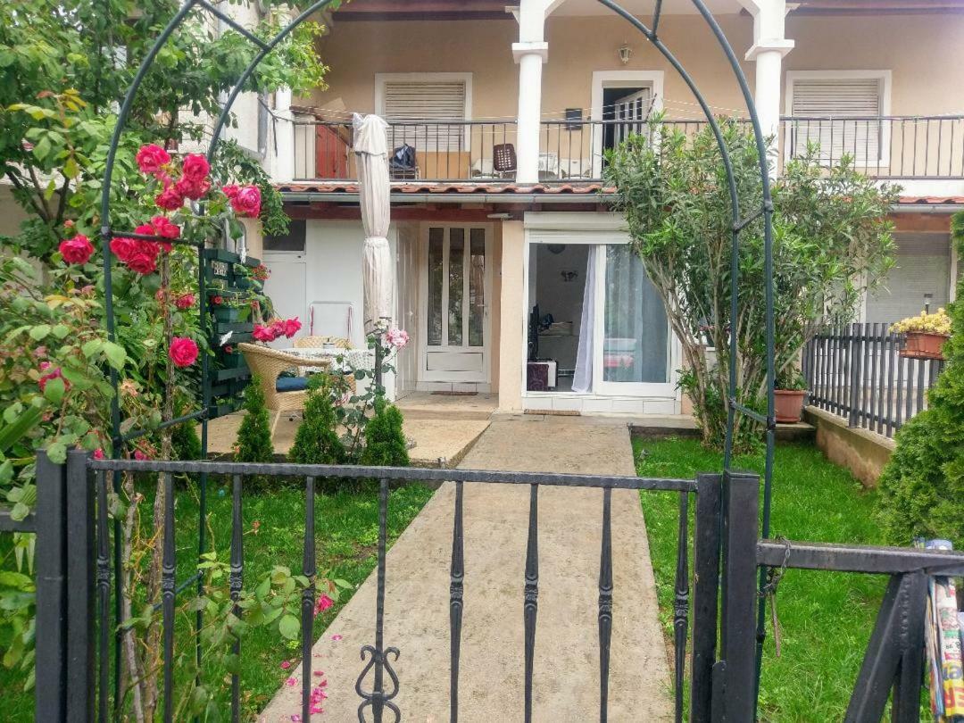 Lovely Apartment With Garden And Terrace غييكا المظهر الخارجي الصورة